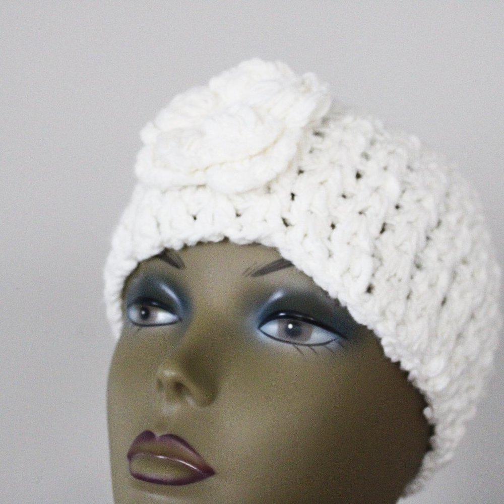 Liz Claiborne White Knit Beenie